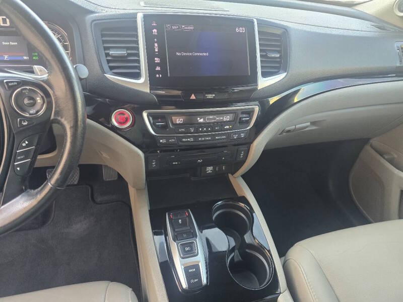 2017 Honda Pilot Touring — photo 31