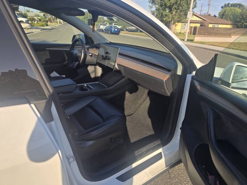 2022 Tesla Model Y Long Range — photo 2