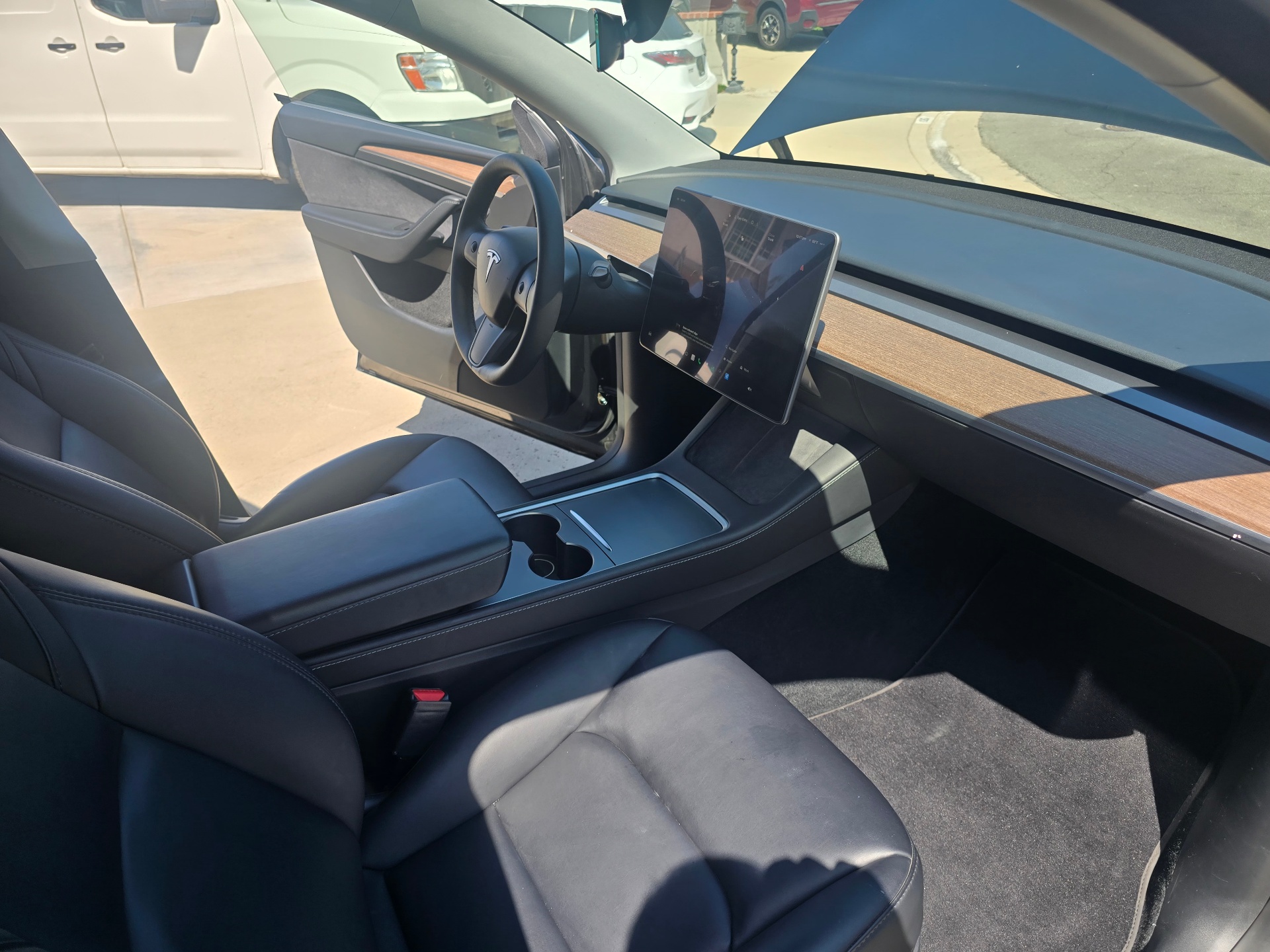 2024 Tesla Model Y Long Range — photo 8