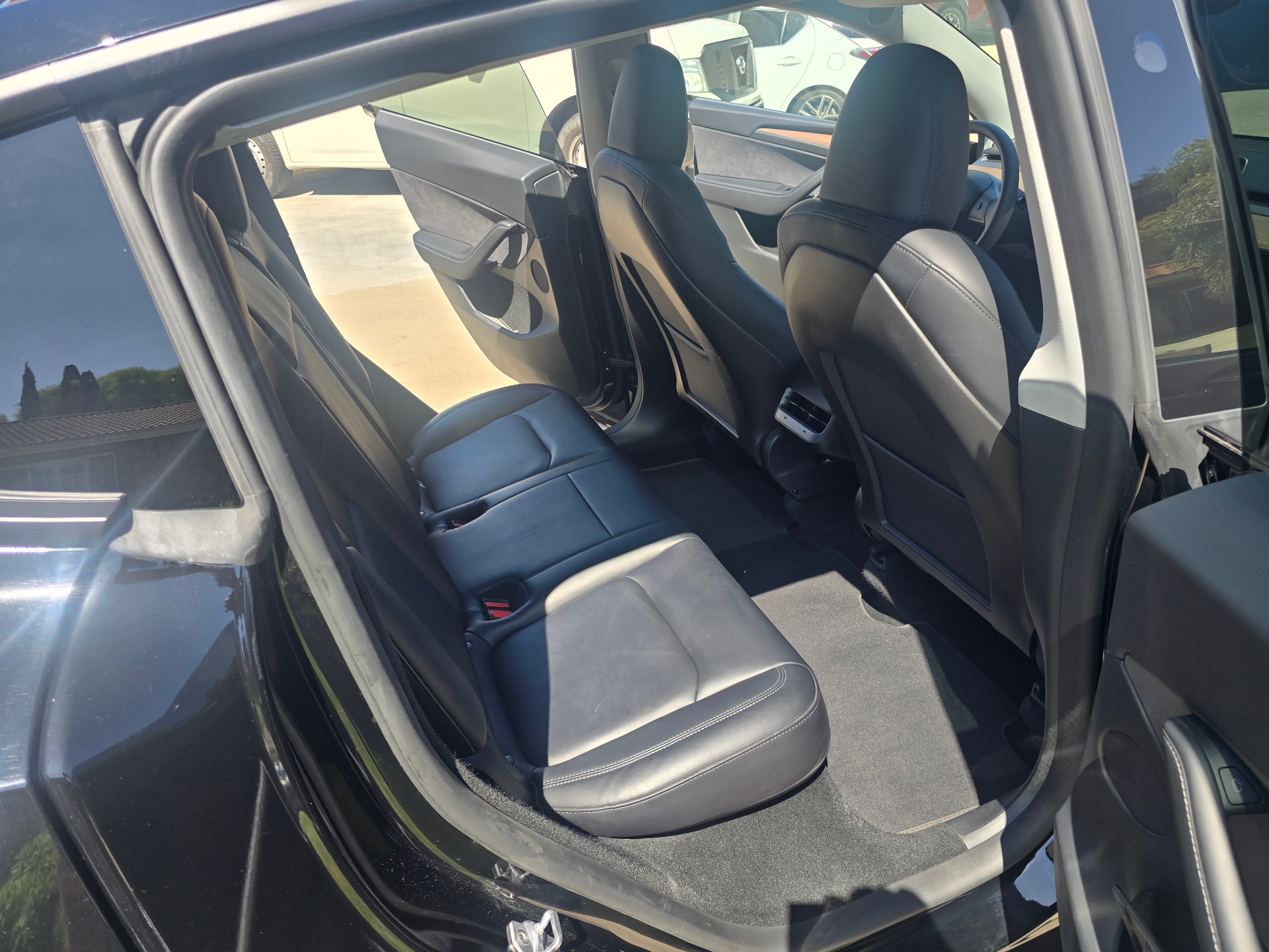 2024 Tesla Model Y Long Range — photo 9