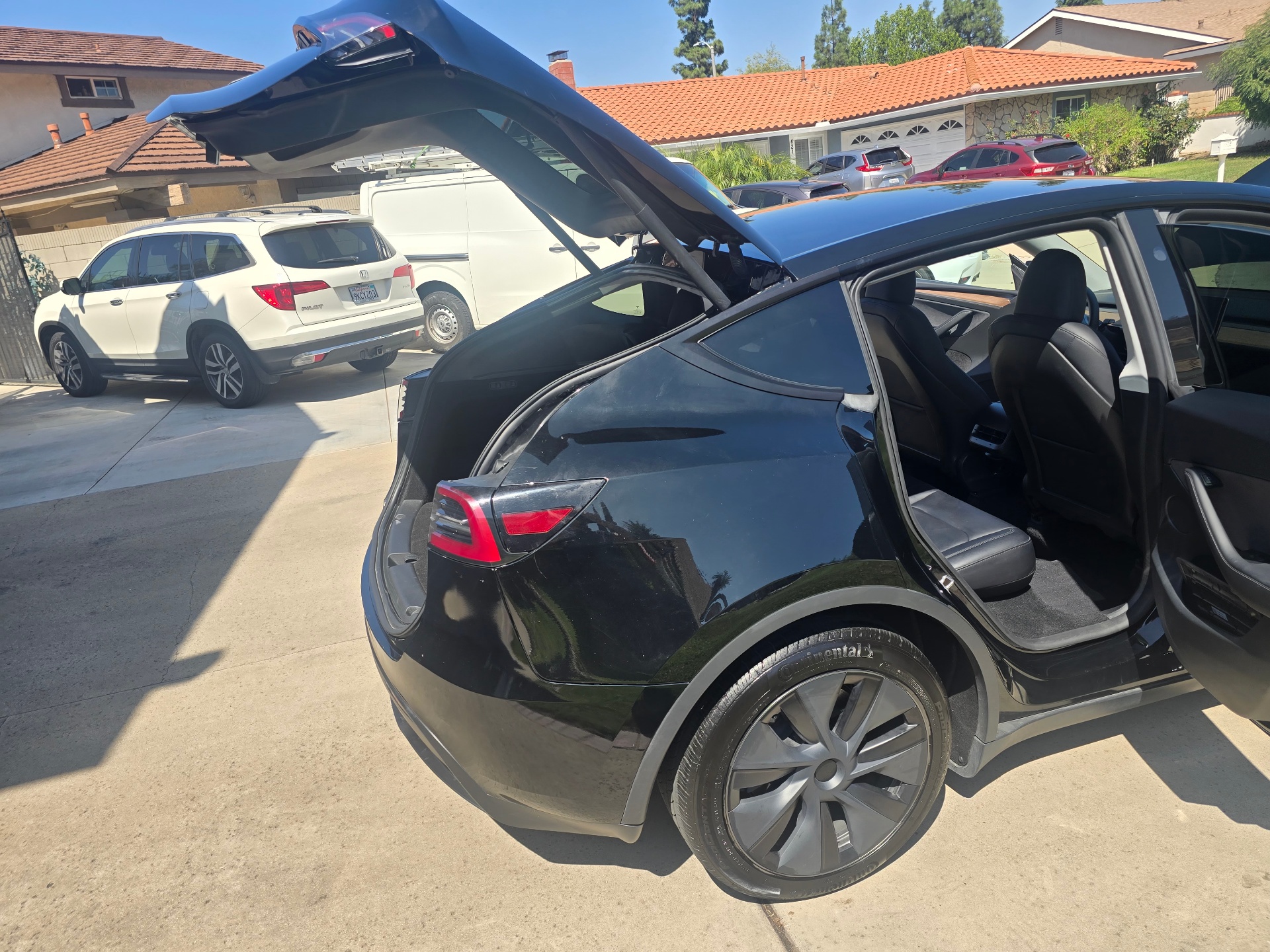 2024 Tesla Model Y Long Range — photo 11