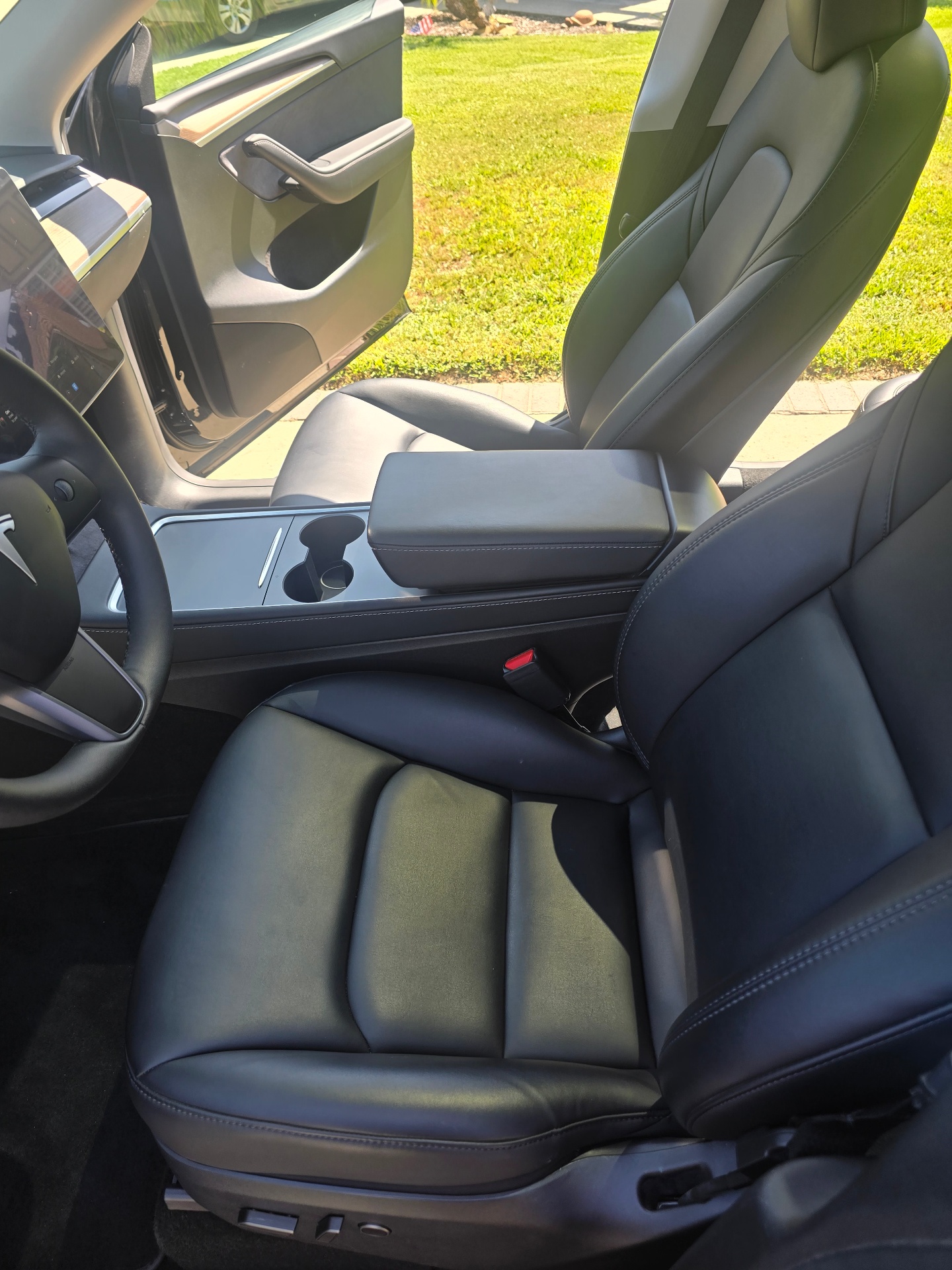 2024 Tesla Model Y Long Range — photo 12